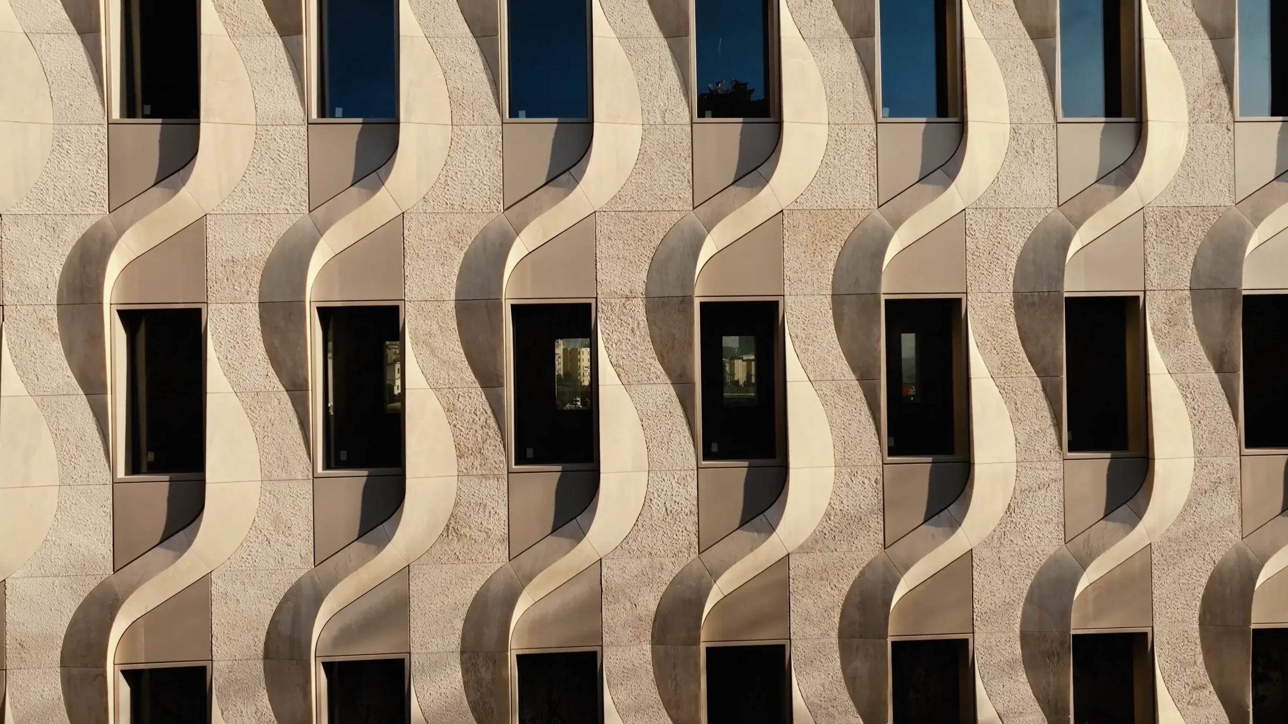 Alsancak'taki tarihi binanın iç mekanından bir detay, filmin yansıttığı mimari bellek.