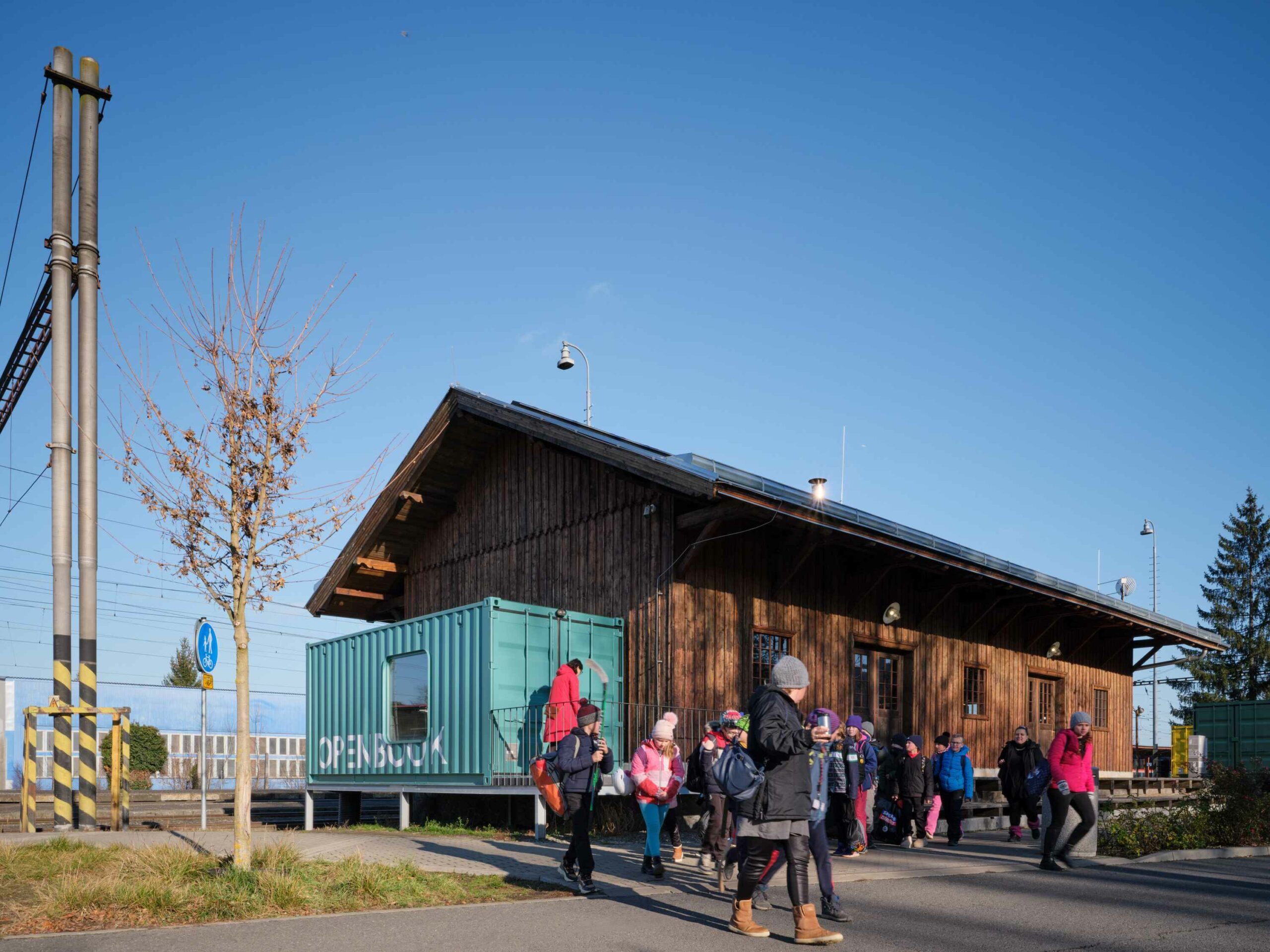 Geniş ve aydınlık ana salon, farklı topluluk etkinliklerine ev sahipliği yapıyor.