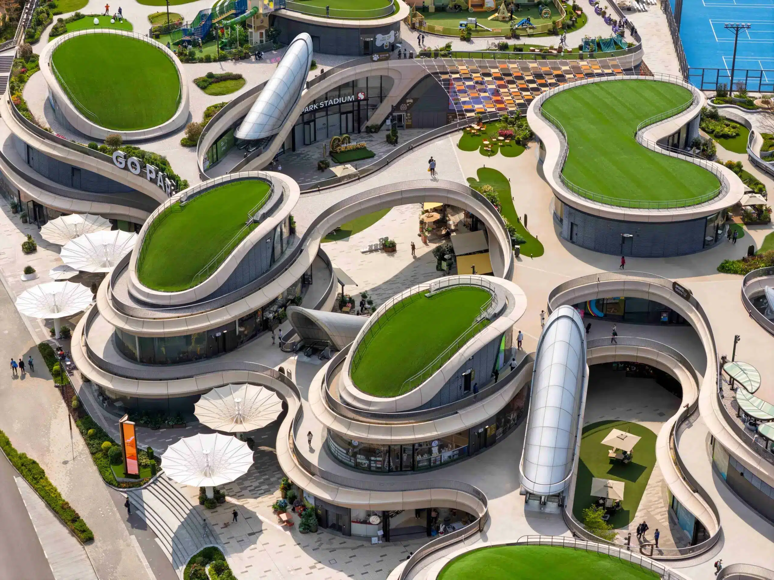 İnsanların bir araya geldiği modern bir toplum merkezi olarak GO PARK Sai Sha'nın merkezi meydanı.