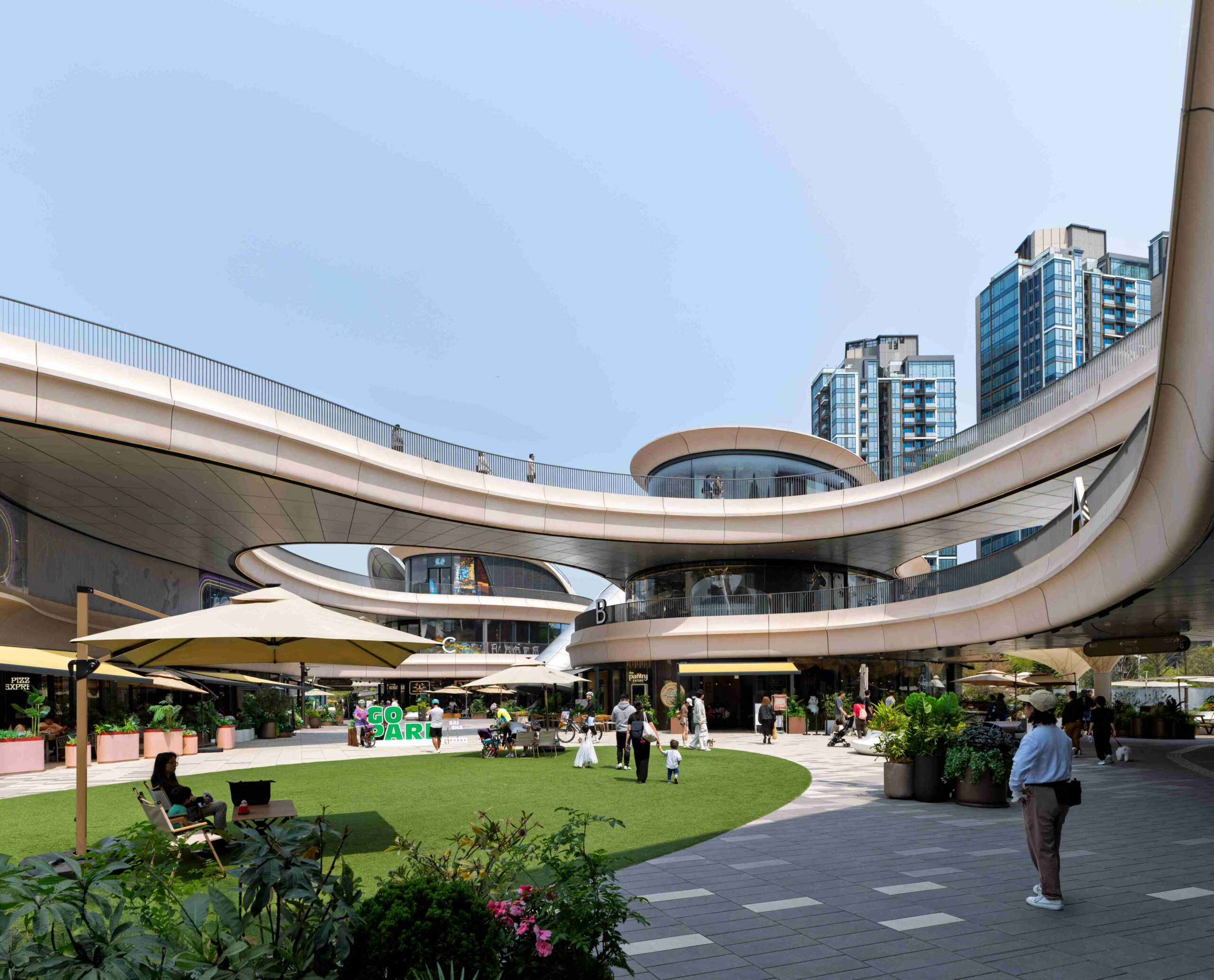 GO PARK Sai Sha'nın çatısından Three Fathoms Koyu'nun panoramik manzarası.