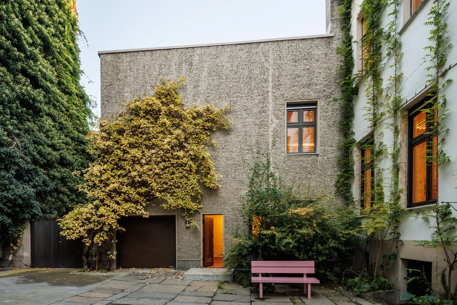 İspanya'nın La Cerdanya bölgesinde yer alan ve FFWD Arquitectes tarafından yenilenen taş evin dış cephesi.