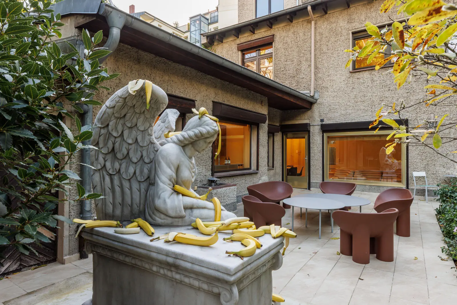 Eski ahırdan dönüşen evin yenilenmesi sonrası modern ve rustik iç mekanı gösteren fotoğraf.