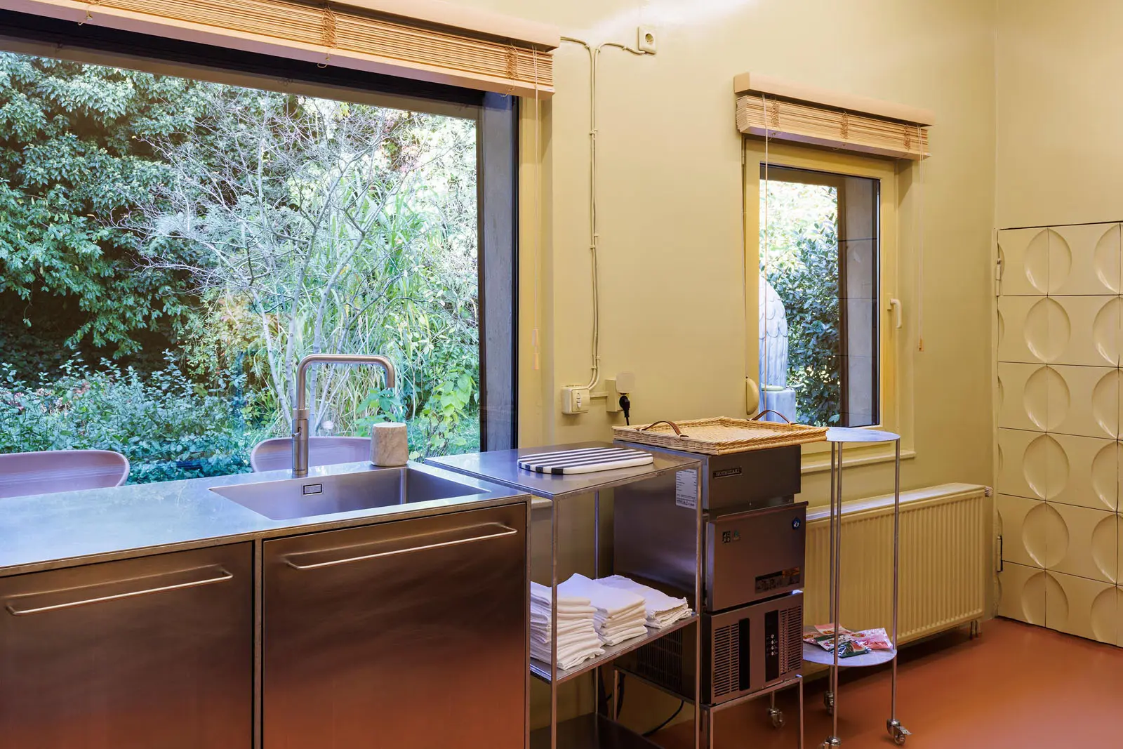 Yenilenen evde eski taş duvar ile yeni eklenen modern çelik konstrüksiyonun birleştiği bir detay.