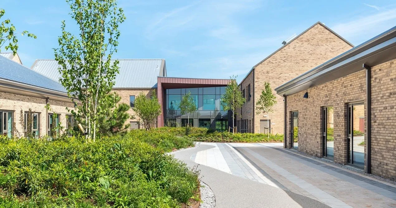 Holmes Miller tasarımı HMP & YOI Stirling cezaevi kampüsünün yeşil peyzaj içine yerleşmiş genel görünümü.