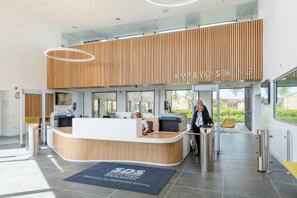 İnsancıl cezaevi mimarisi anlayışıyla tasarlanmış, doğal ışık alan, ahşap detaylı ve ev hissi veren bir iç mekan.