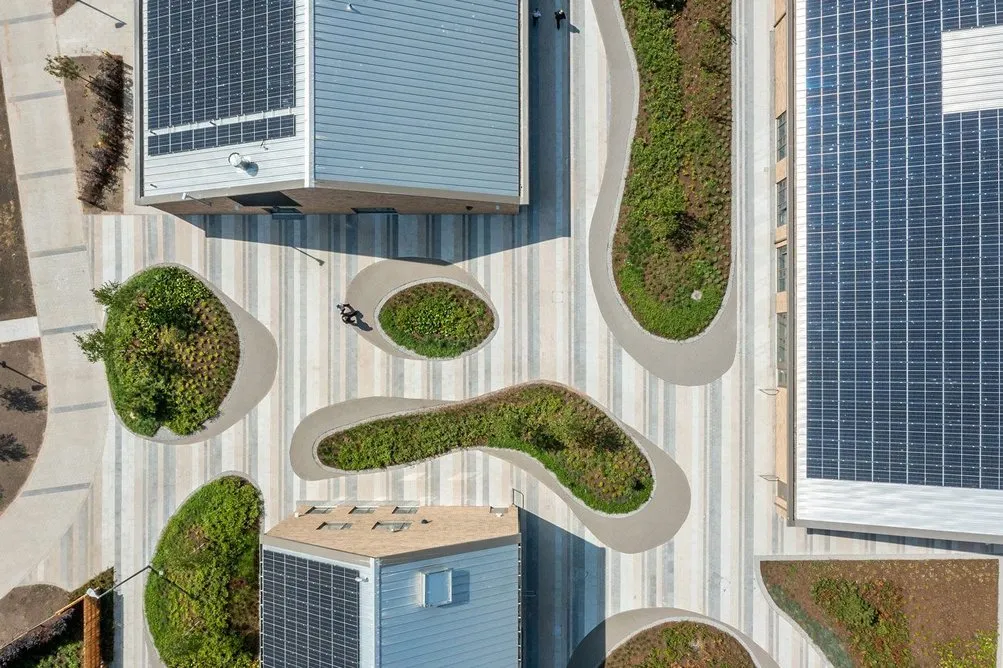 Cezaevi içindeki birimlerden peyzajla çevrili bir avluya ve doğaya açılan bir pencere detayı.