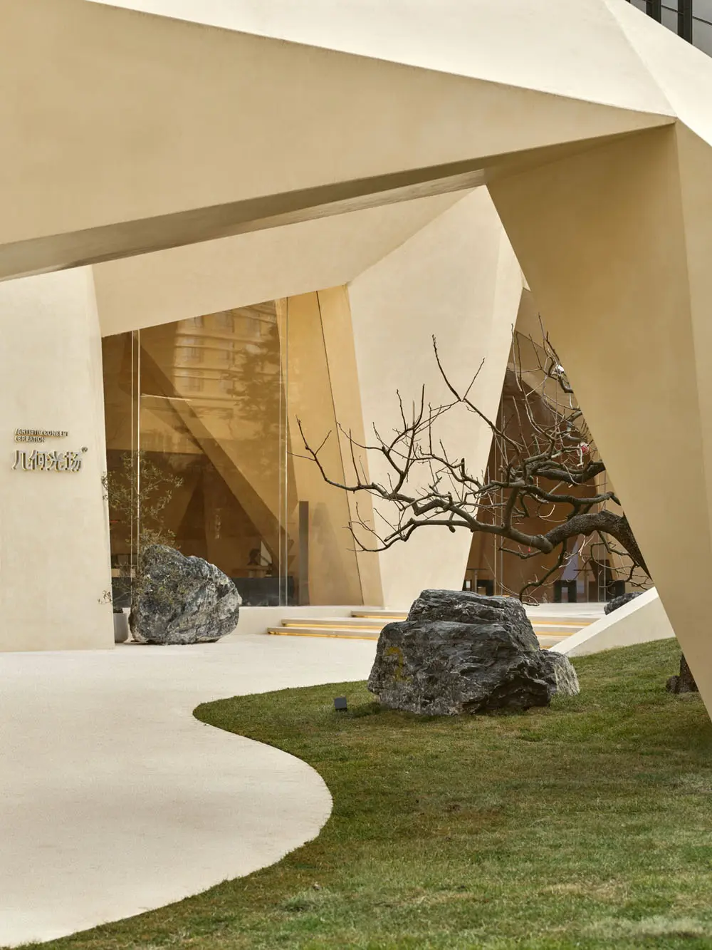 Farklı işlevsel alanların birbiriyle bütünleştiği modern bir iç mekan tasarımı.