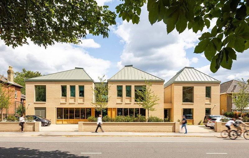 Hope Street yapısının dış cephesi ve çevresindeki sürdürülebilir peyzaj düzenlemesi.