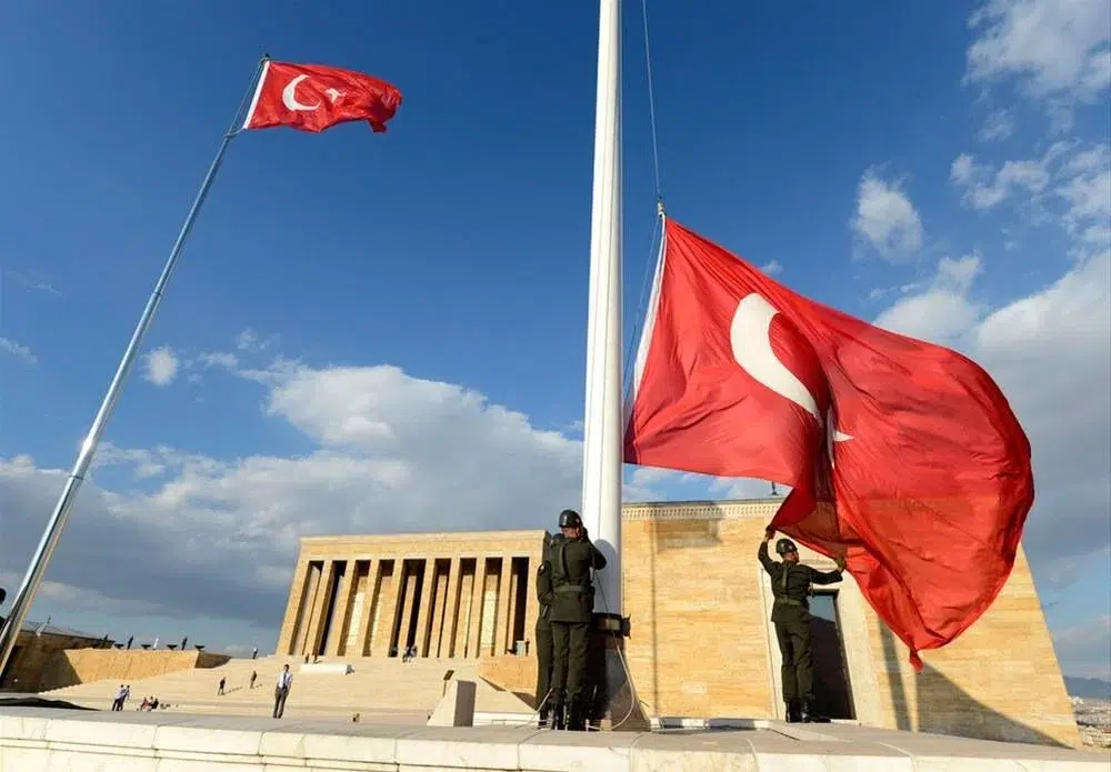 Tören meydanında dalgalanan Türk bayrağı ve Anıtkabir detayı
