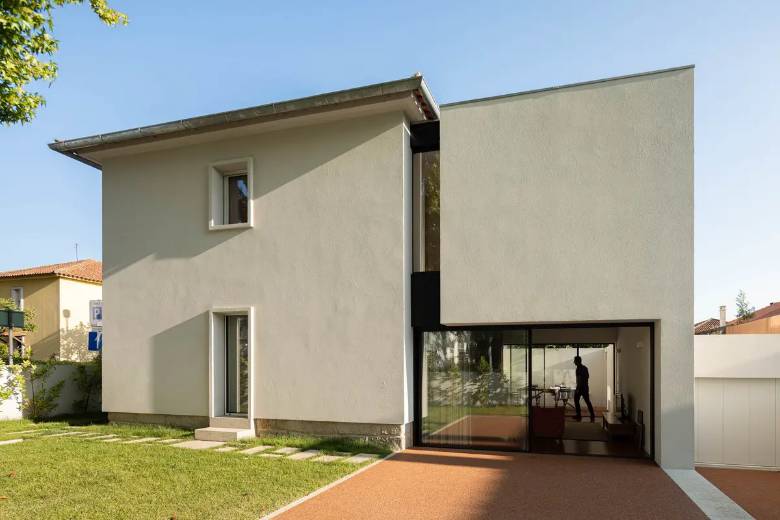 IMLA Evi'nin dış cephesinden bir Modern Mimari detayı.