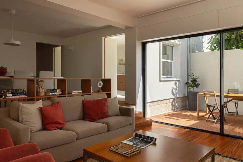 İç mekanda brüt beton ve ahşabın uyumunu gösteren bir Modern Mimari örneği.